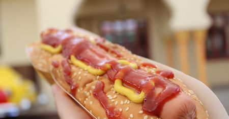 Przepis na czosndogi to kulinarny hit. Takie hot-dogi na pewno zrobią wrażenie