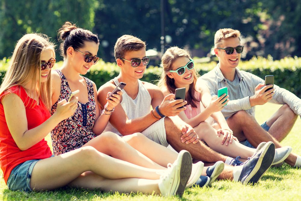 Grupa osób korzystających ze smartfonów z depositphotos