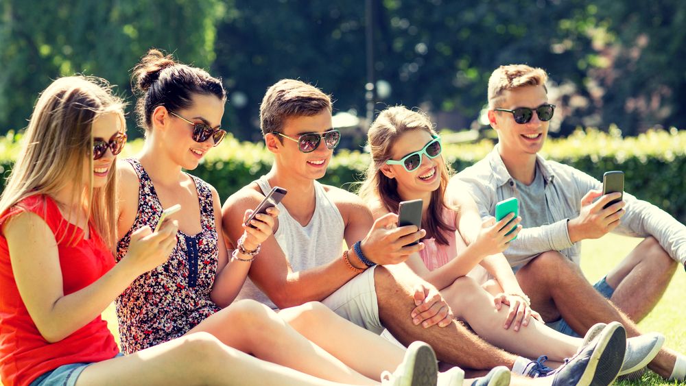 Grupa osób korzystających ze smartfonów z depositphotos