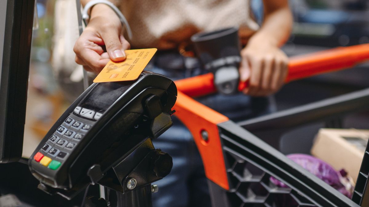 Jeśli płacisz za zakupy w sklepie kartą, nie odpowiadaj na to pytanie. Możesz ściągnąć na siebie kłopoty