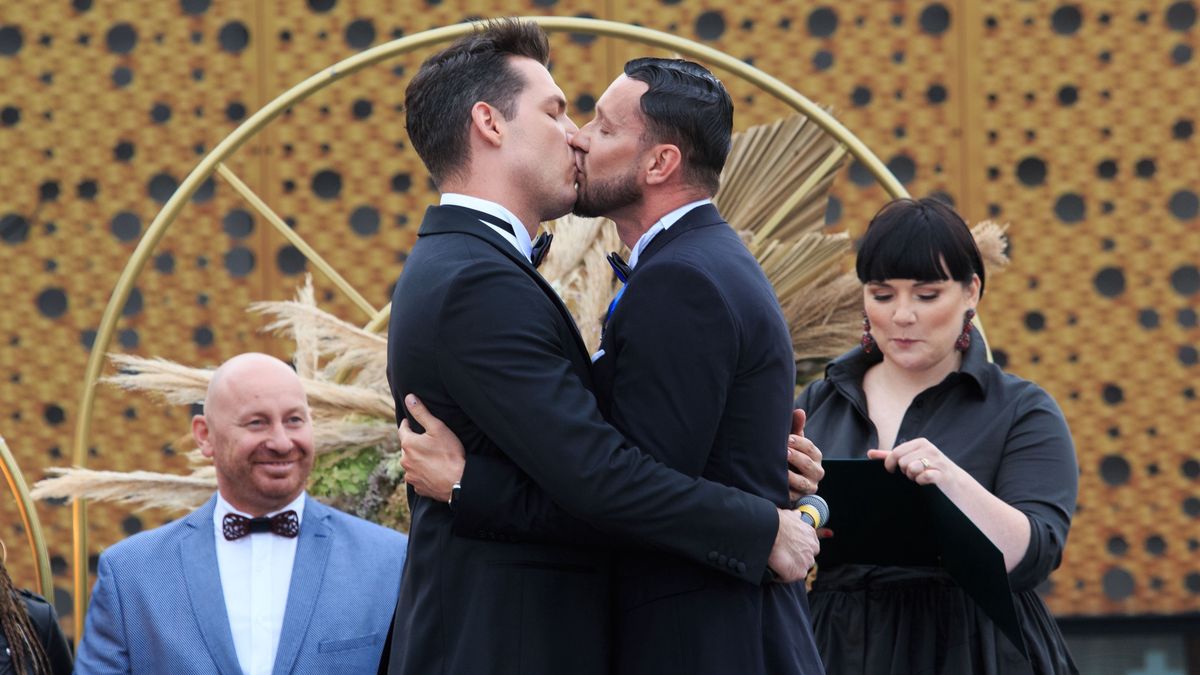 Para lekarzy - Maciej Socha i Mateusz Wartęga podczas uroczystosci weselnej. 