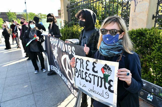 Wrocław, 19.05.2021. Uczestnicy marszu pokoju na Placu Wolności we Wrocławiu, 19 bm. Wydarzenie organizowane jest w proteście przeciw polityce Izraela wobec Palestyńczyków. (aldg) PAP/Maciej Kulczyński