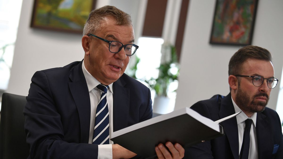 Warszawa, 24.03.2021. Koronawirus w Polsce. Rzecznik Małych i Średnich Przedsiębiorców Adam Abramowicz (L) oraz jego zastępca Jacek Cieplak (P) podczas konferencji prasowej "Wsparcie przedsiębiorców w pandemii � sprawozdanie z działalności Rzecznika Małych i Średnich Przedsiębiorców w 2020 roku", 24 bm. w Warszawie. (amb) PAP/Marcin Obara