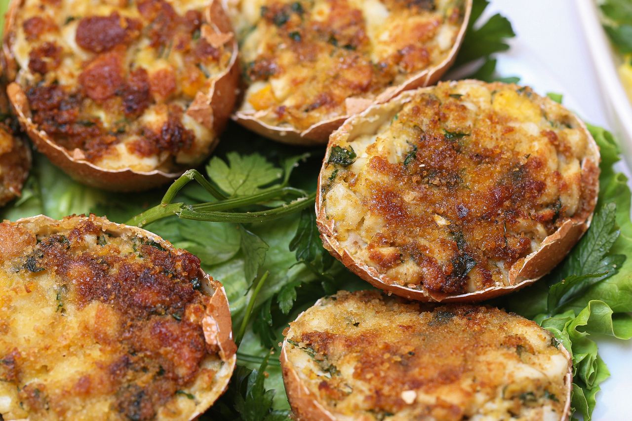 Wydrąż skorupki i napakuj farszem. Takie jajka najlepiej smakują na ciepło