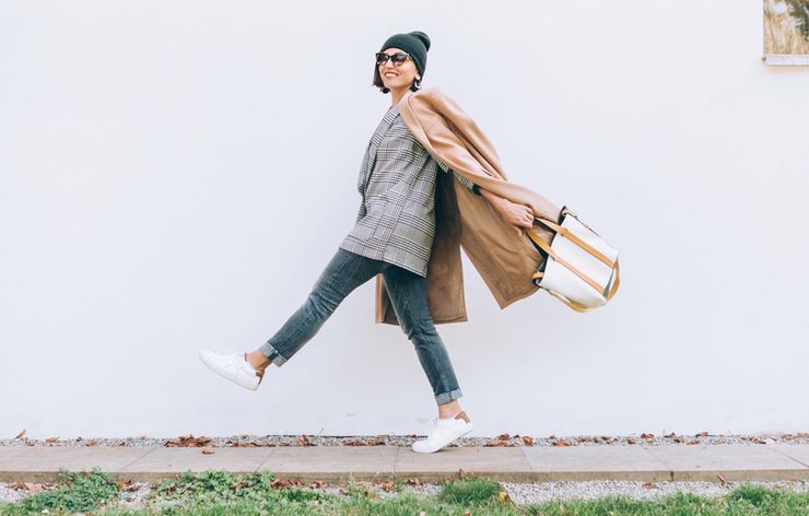 Czym są joggery damskie? Sprawdź jakie wybrać i do czego dopasować modne spodnie typu jogger