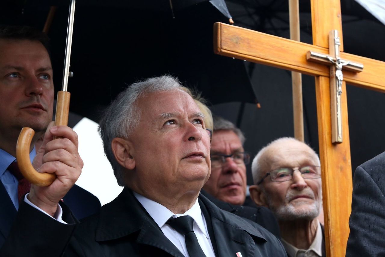 Kaczyński nt. usunięcia tablic smoleńskich: "To skandaliczne działania"