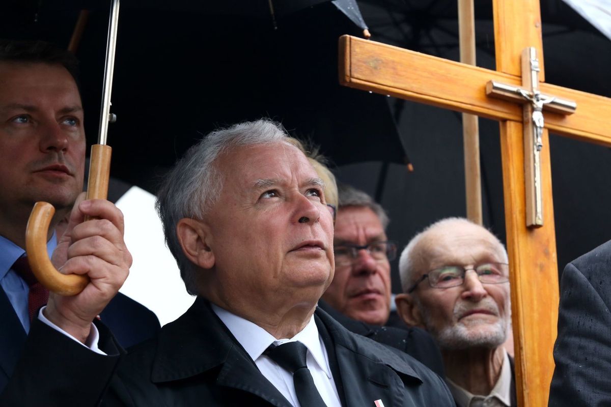 Kaczyński nt. usunięcia tablic smoleńskich: "To skandaliczne działania"
