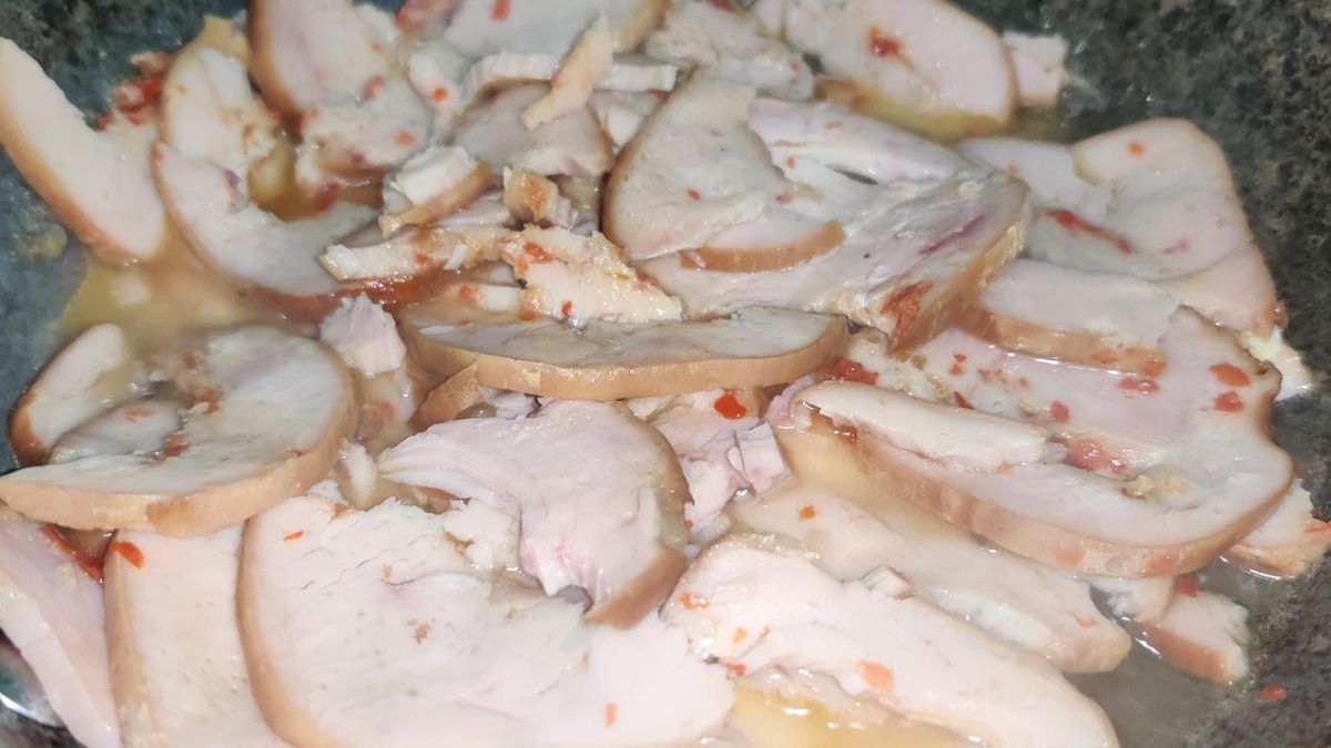 Osoby po 50. roku życia powinny ograniczyć słone przekąski i ilość spożywanego alkoholu.