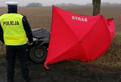 Tragedia pod Mostowem. Auto zmiotło do rowu