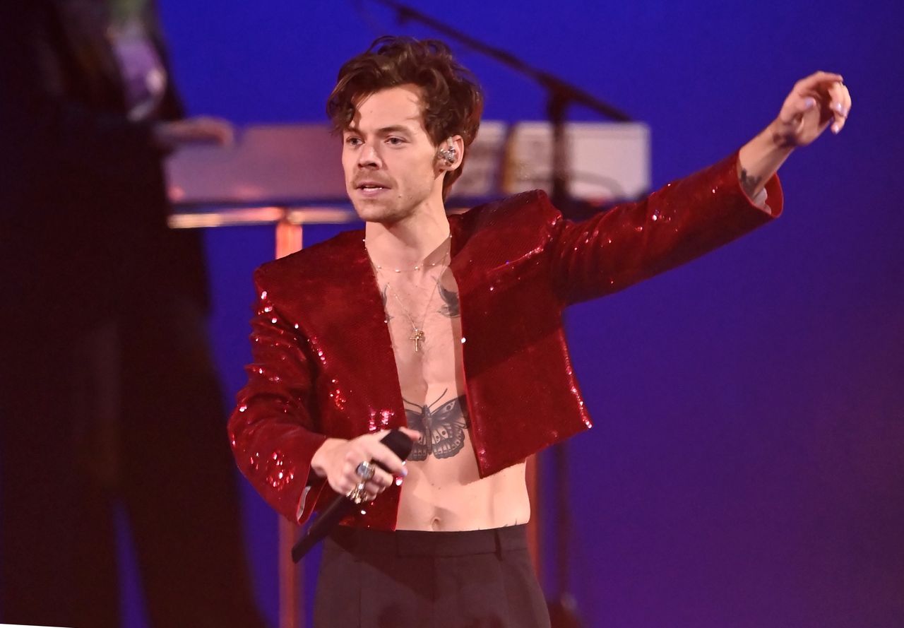 Harry Styles na londyńskiej scenie na początku 2023 r.