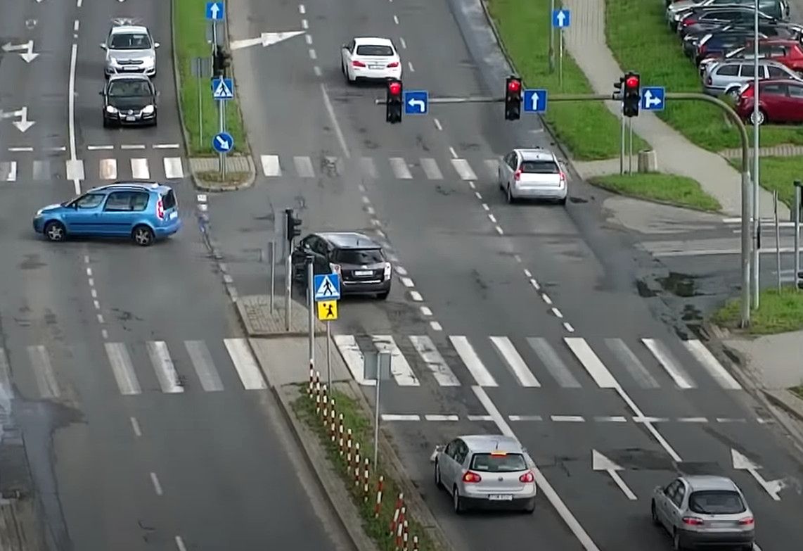 Przejazd przez skrzyżowanie na czerwonym świetle z pewnością mocno wywinduje stawkę OC