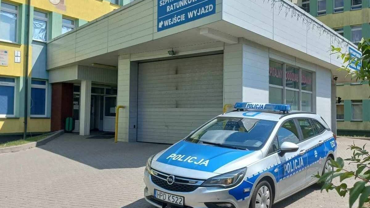 Radiowóz pod szpitalem w Kraśniku