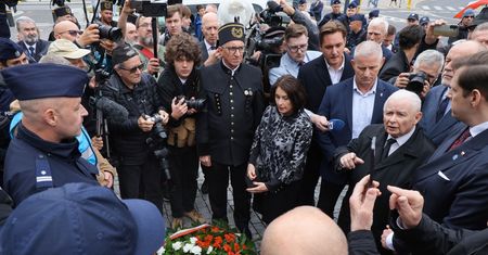 "Skandaliczne uderzenie w mundur". MSWiA reaguje na słowa Kaczyńskiego