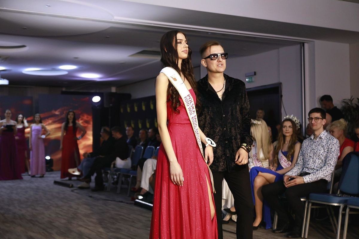 Nadia Głąb (nr 2) z Lipna podczas finałowej gali konkursu Miss Nastolatek Województwa Kujawsko-Pomorskiego 2025
