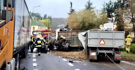 Wypadek na DK11 w Ujściu. Utrudnienia i objazd przez Nową Wieś Ujską