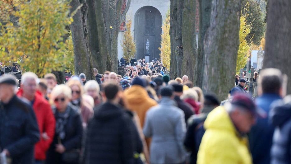Dzień Wszystkich Świętych na cmentarzu przy ulicy Unickiej w Lublinie.