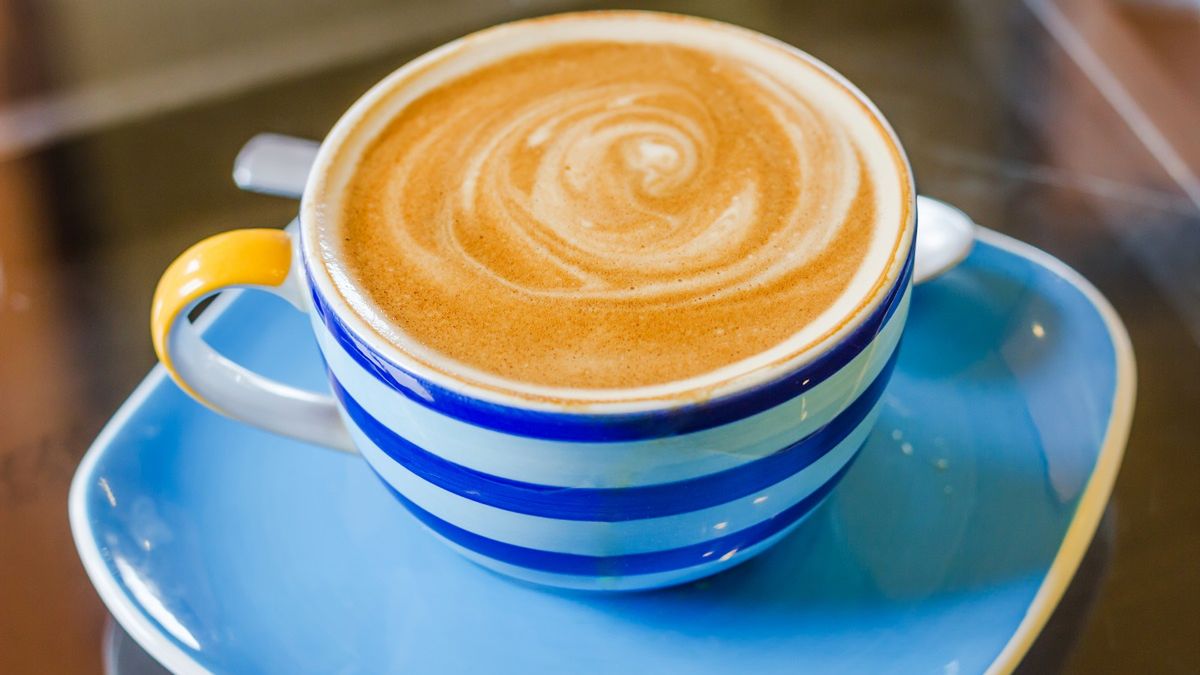 Większość Polaków pije taką kawę codziennie. Najgorsze połączenie