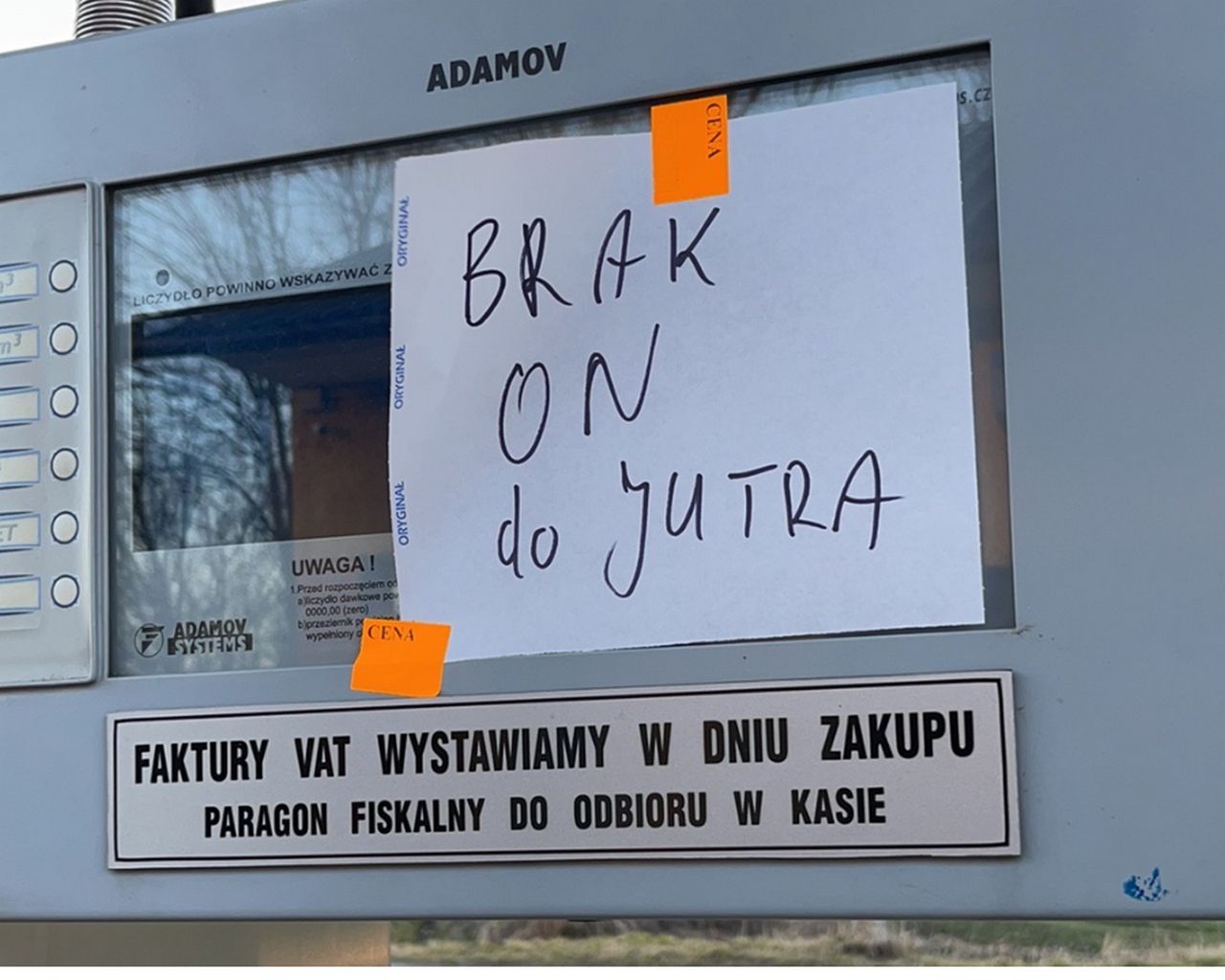 Gigantyczne kolejki na stacjach paliw. Kierowcy tankują na zapas w obawie przed podwyżkami i reglamentacją