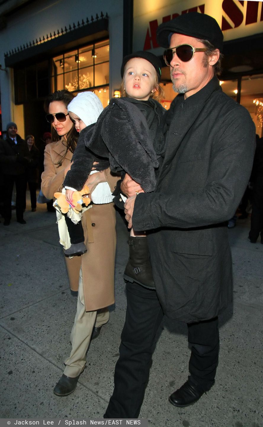 Angelina Jolie i Brad Pitt z dziećmi