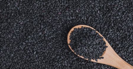 Wzmacnia kości, wspiera hormony i metabolizm. Dodaj do sałatki