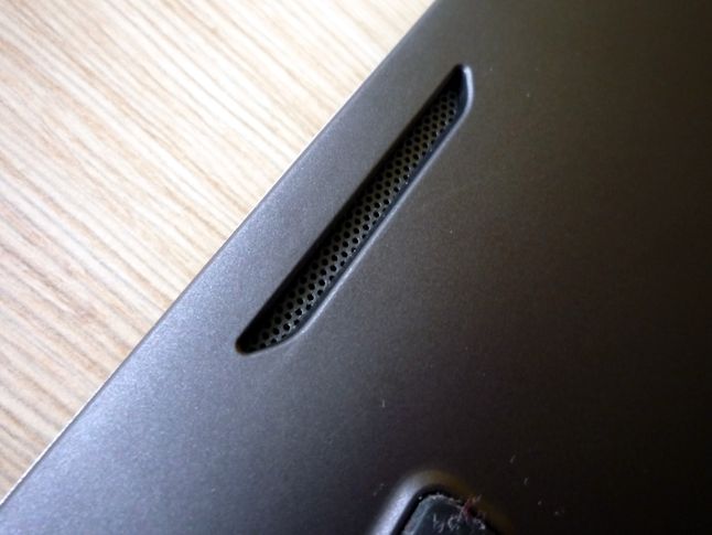 Asus VivoBook S400 - głośniki jak zwykle, po spodniej stronie