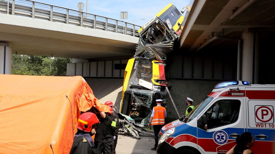 Warszawa. Wypadek autobusu miejskiego na trasie S8