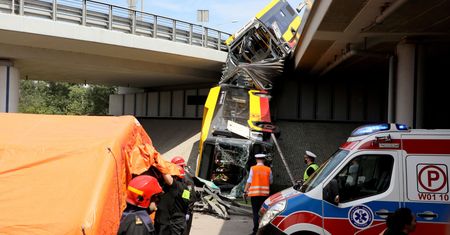 Warszawa. Po wypadku autobusu na S8 kontrolują  przewoźników