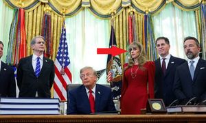 Tajemnicza kobieta obok Trumpa. Nagranie wprawiło ludzi w osłupienie