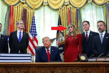 Tajemnicza kobieta obok Trumpa. Nagranie wprawiło ludzi w osłupienie