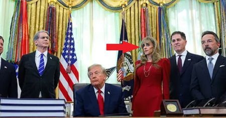 Tajemnicza kobieta obok Trumpa. Nagranie wprawiło ludzi w osłupienie