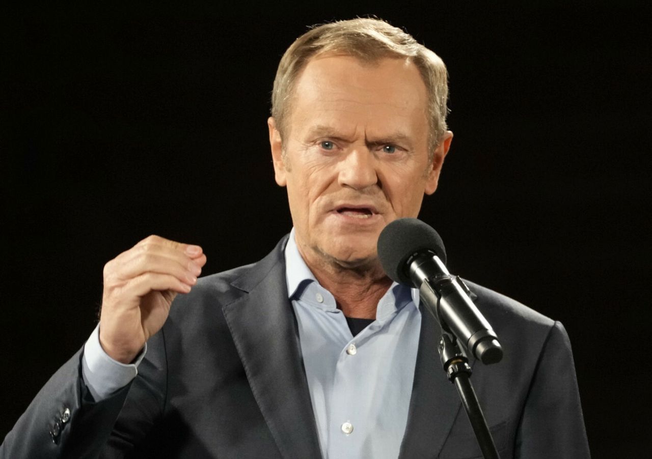 Tusk grzmiał na placu Zamkowym. "Grupa przebierańców gwałci Konstytucję"