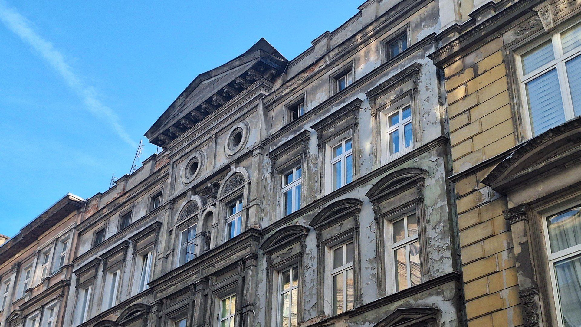 Olbrzymi element architektoniczny znajduje się przy dachu kamienicy.