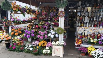 Wszystkich Świętych. Na cmentarzach ruch już od tygodnia. Strach przed zamknięciem został