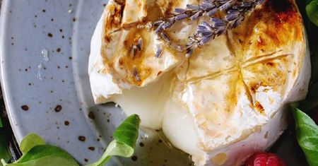 Grillowany camembert. Najlepszy pomysł na przekąskę na grilla