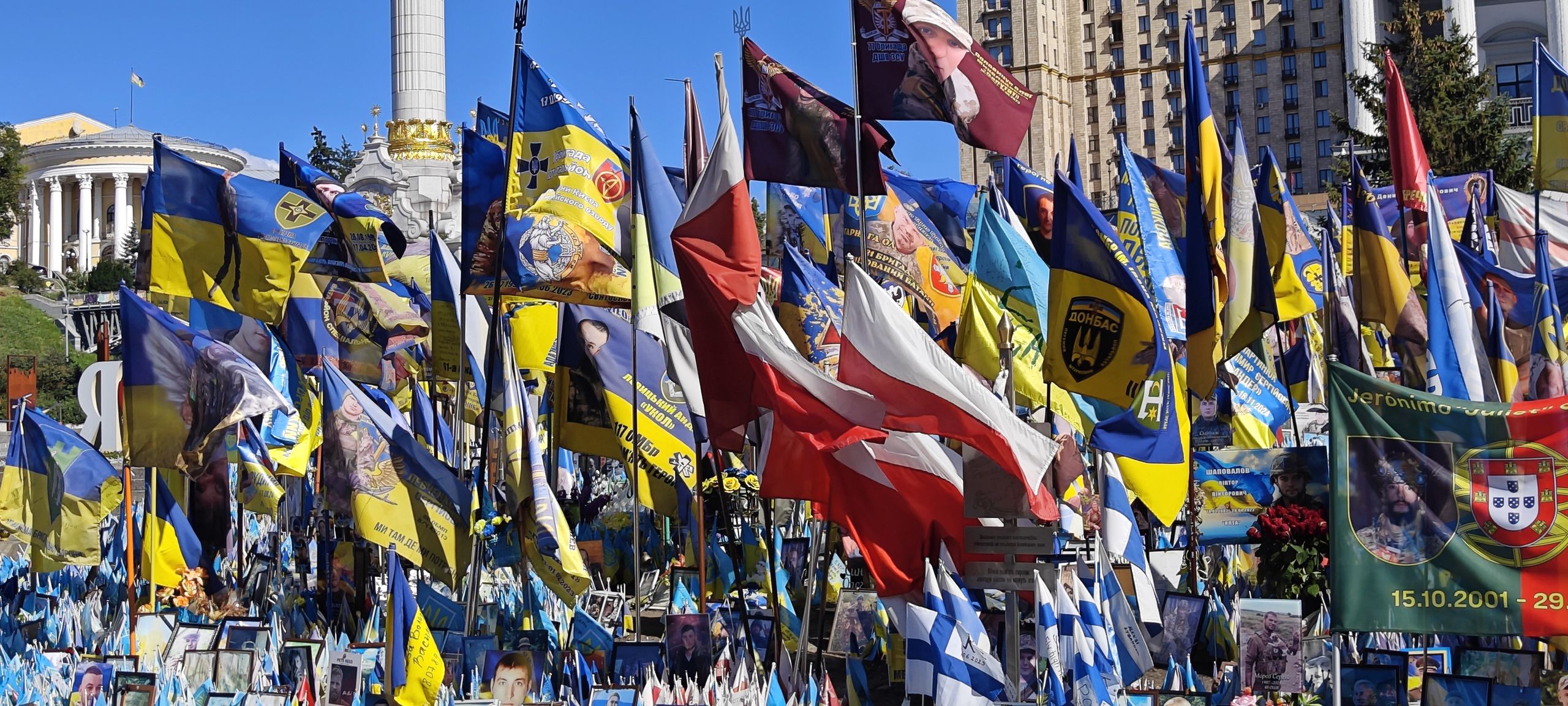 Flagi upamiętniające poległych żołnierzy 