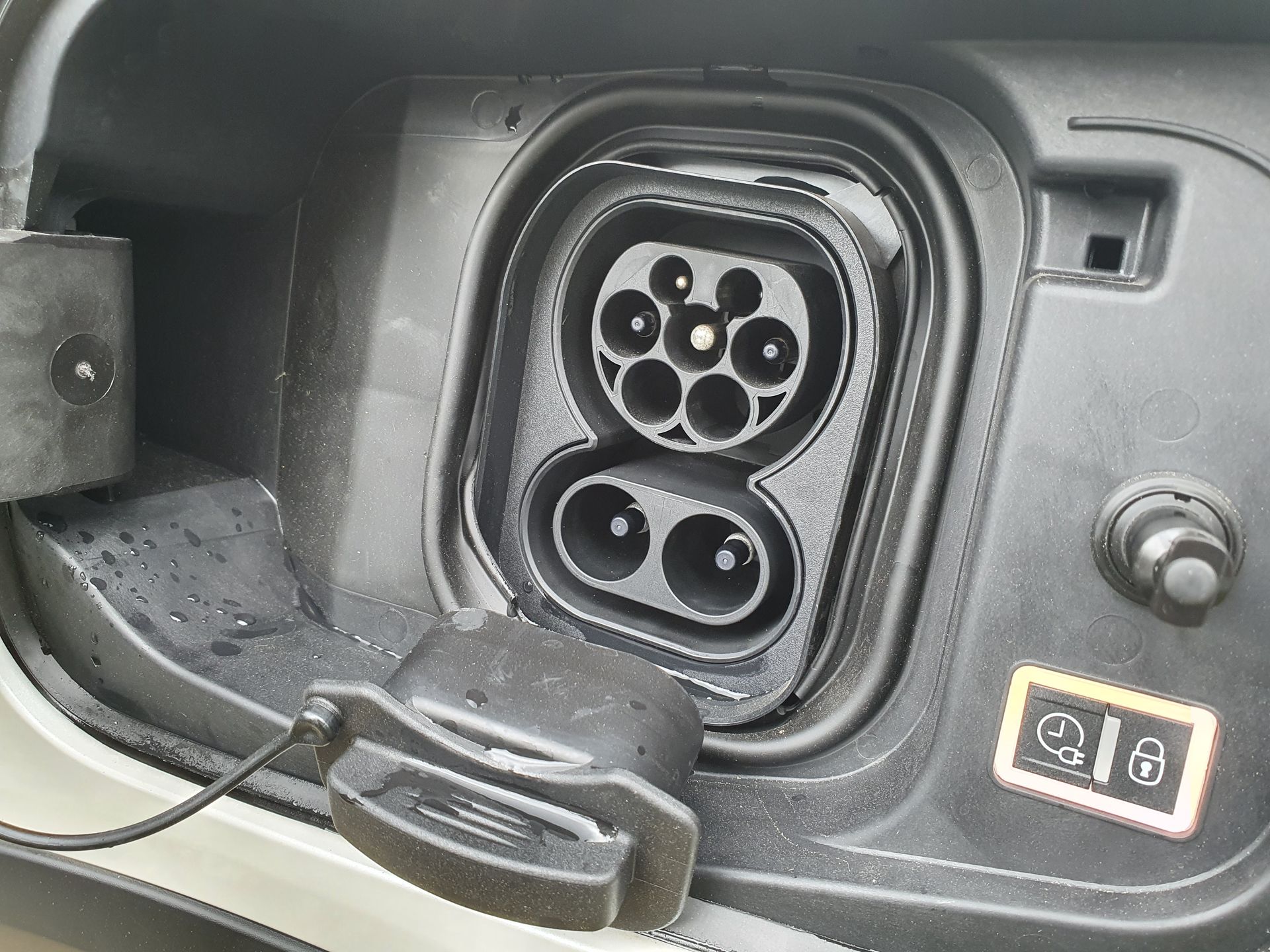 Typowe złącze ładowania samochodu elektrycznego