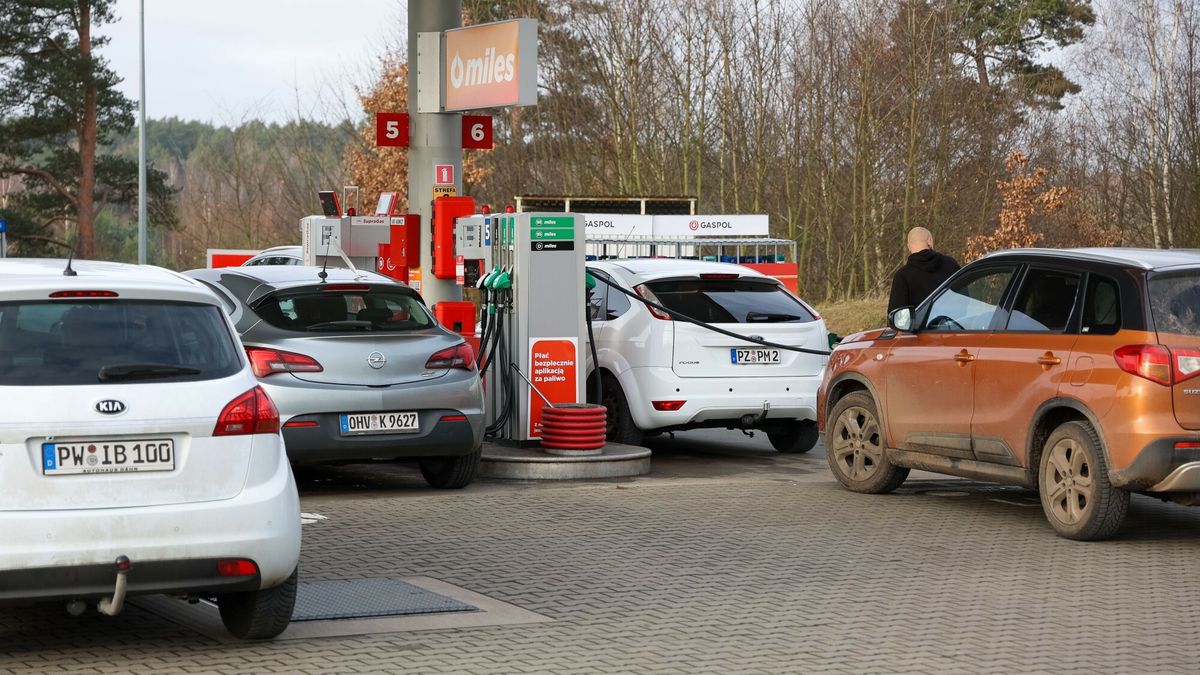 Niskie ceny paliw przy garnicy polsko-niemieckiej
22.12.2021 Lubieszyn. Niskie ceny paliw przy granicy Polsko - Niemieckiej Fot Sebastian Nowik/REPORTER
Robert Stachnik