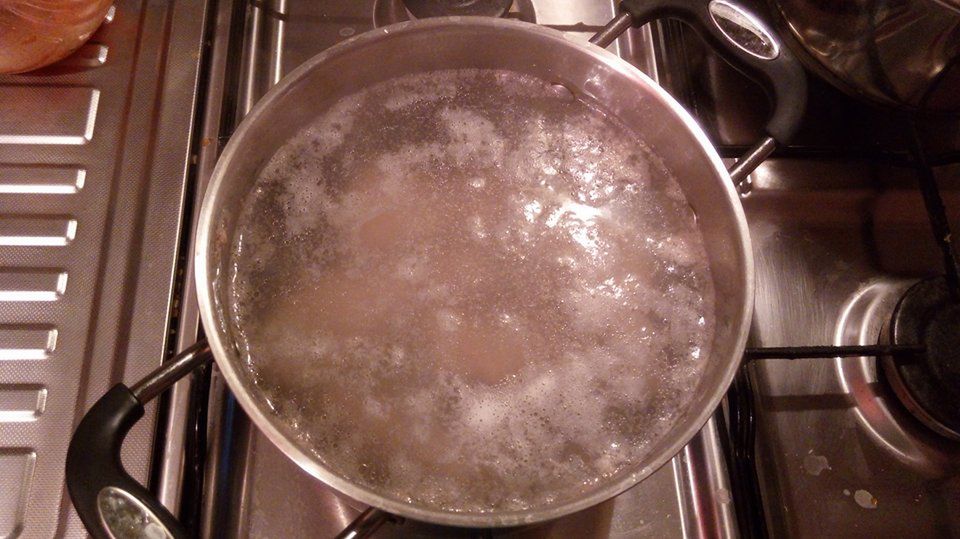 Co oznacza piana na wodzie w czasie gotowania zupy? (WIDEO)