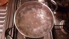 Co oznacza piana na wodzie w czasie gotowania zupy? (WIDEO)