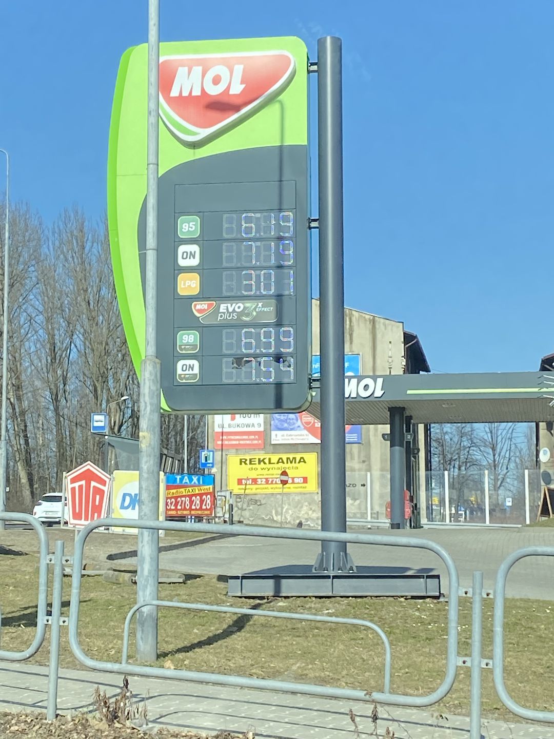 Ceny na stacji paliw MOL