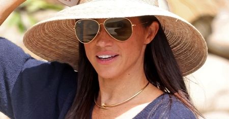 "Zwyczajna" Meghan Markle "przyłapana" przed ulubioną księgarnią. W oczy rzucał się napis na breloku, który trzymała w dłoni...