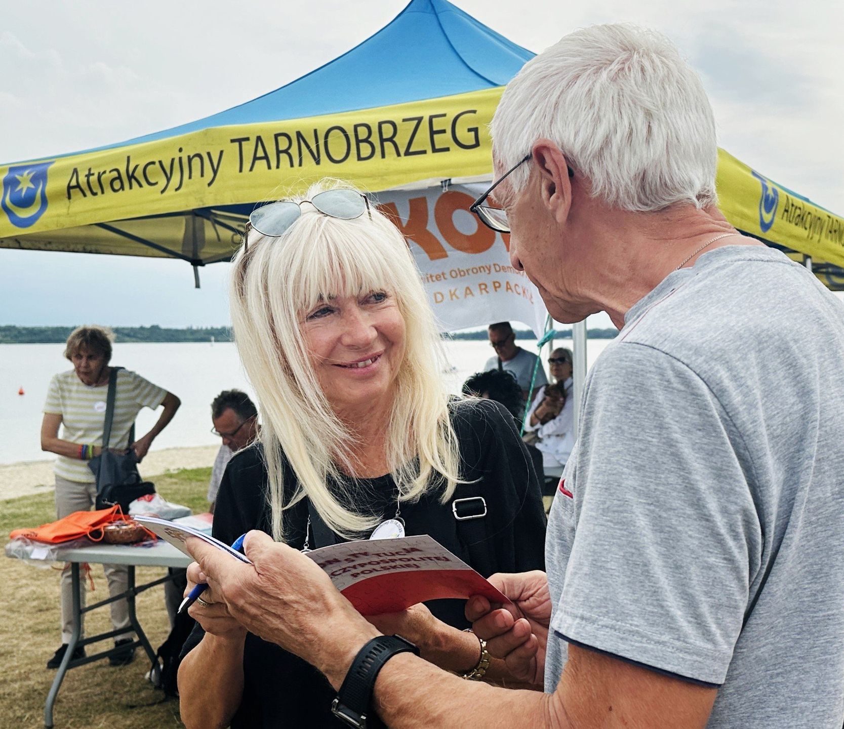 Sędzia Anna Maria Wesołowska odwiedziła Tarnobrzeg w ramach akcji Tour de Konstytucja. Podpisywała egzemplarze konstytucji, 21 sierpnia 2025