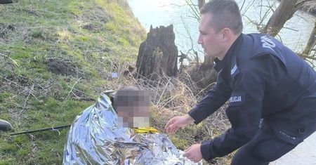 Policjanci wyłowili z wody wyziębionego mężczyznę