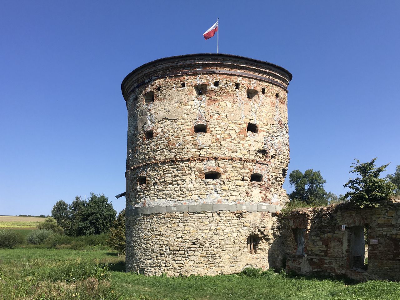 Cylindryczna baszta i ślady fosy. Zamek w Pruchniku wciąż robi wrażenie