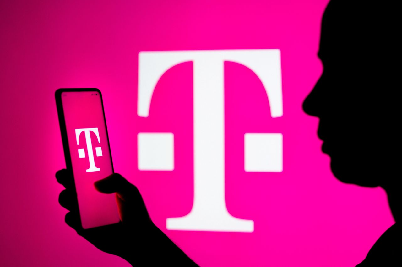 Klienci T-Mobile mogą odebrać darmowy internet (Photo Illustration by Rafael Henrique/SOPA Images/LightRocket via Getty Images)
