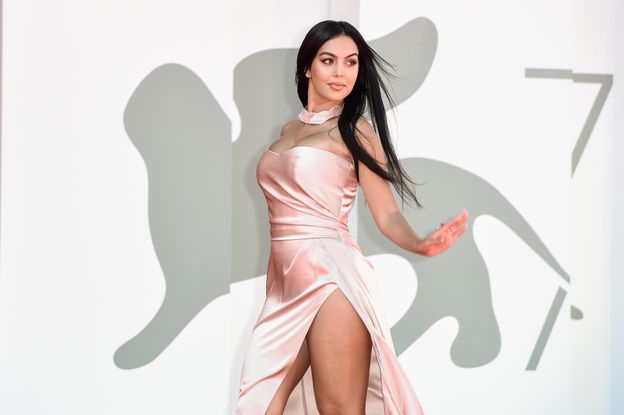 Zwyczajna Georgina Rodriguez wychodzi z salonu kosmetycznego z notatnikiem Louis  Vuitton pod pachą (ZDJĘCIA) - Pudelek