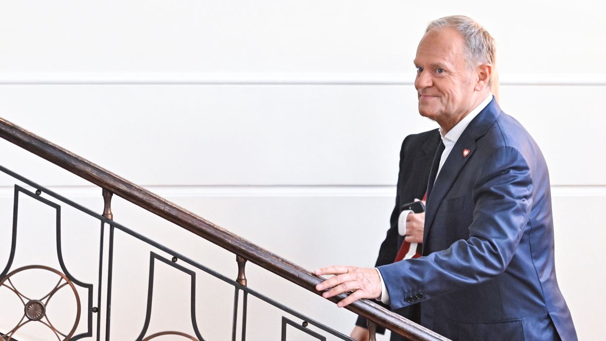 Warszawa, 06.08.2024. Premier Donald Tusk przed posiedzeniem rządu w KPRM w Warszawie, 6 bm. Ministrowie zajmą m.in przygotowanym przez Urząd Ochrony Konkurencji i Konsumentów projektem nowelizacji przepisów zwiększającym limity pomocy de minimis. (jm) PAP/Radek Pietruszka