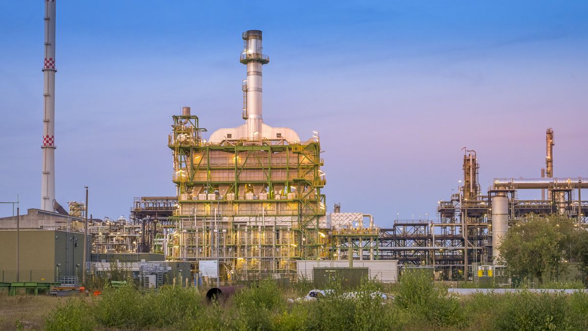 PCK refinery, Schwedt, Uckermark district, Brandenburg, Germany. (Photo by: Bildagentur-online/Schoening/Universal Images Group via Getty Images)