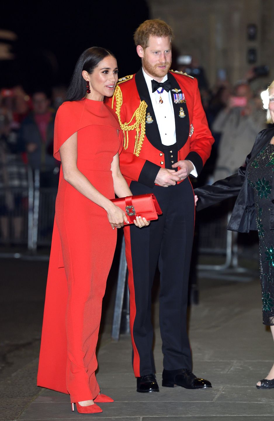 Książę Harry w mundurze  i Meghan Markle 