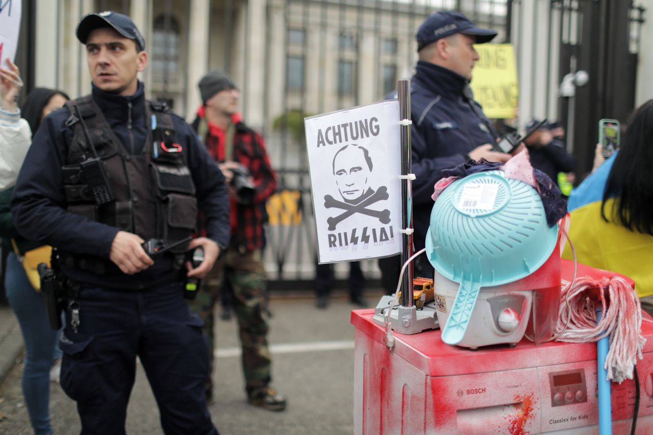 Pralki, lodówki i sedesy przed ambasadą Rosji w Warszawie